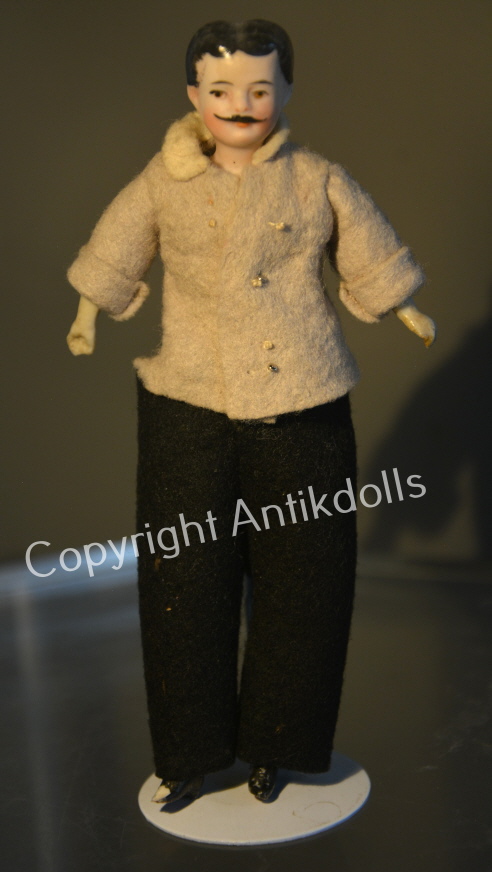 Puppenmann mit Schnurbart