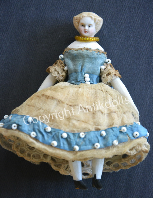 Stubendame mit Perlenkleid