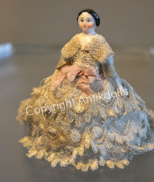 Stubendame mit Ballkleid