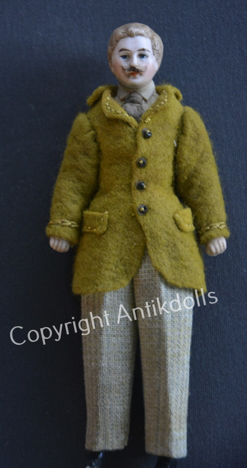 Mann mit Schnurbart grüne Jacke